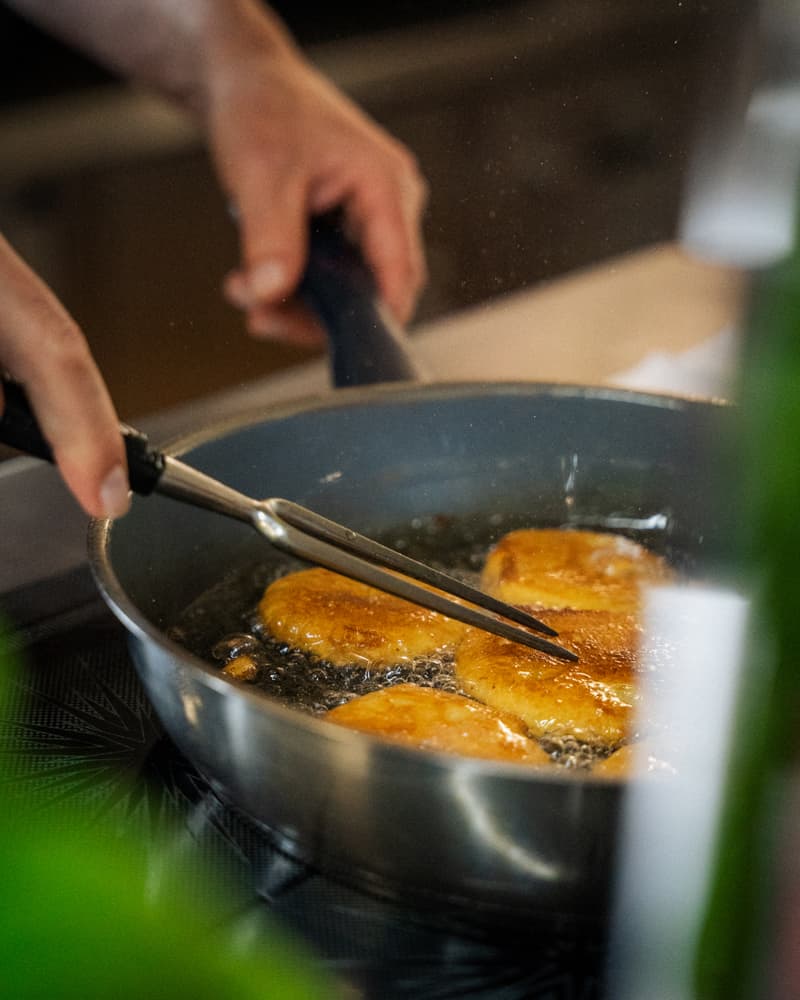 Kartoffelpuffer in der Küche