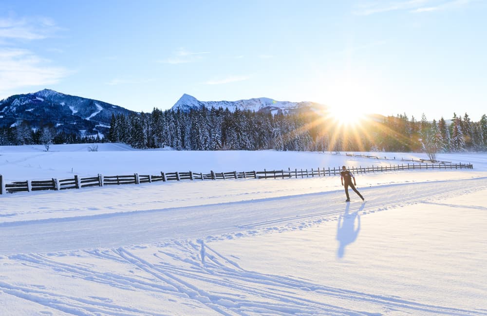 Langlaufen in der Ramsau bei Sonnenuntergang