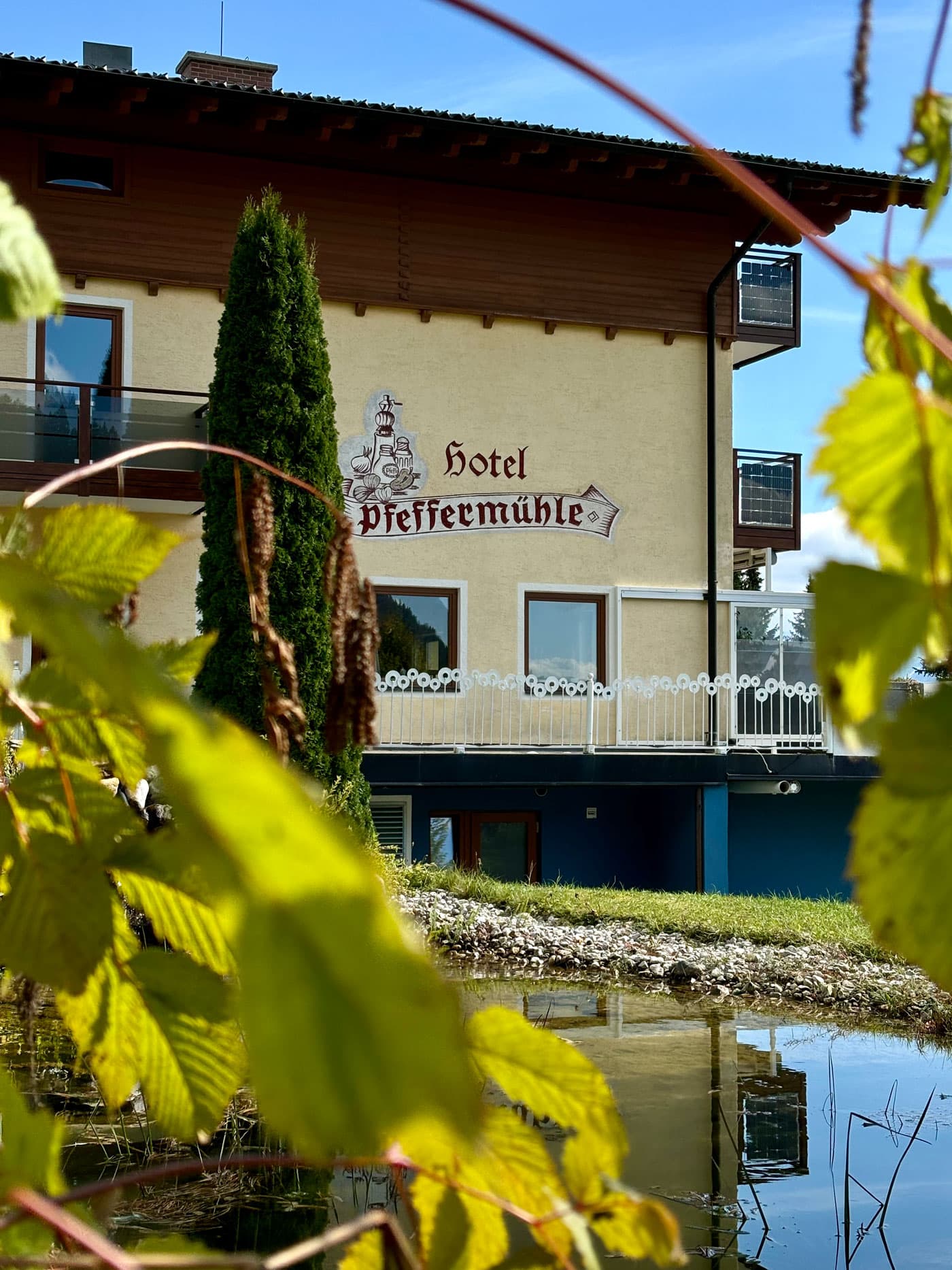 Pfeffermühle mit Teich im Vordergrund