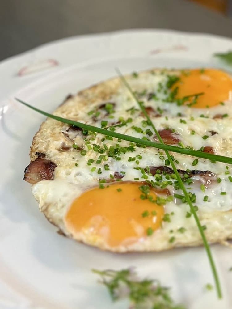 Unser Frühstücksangebot, Bild von köstlichen Spiegelei