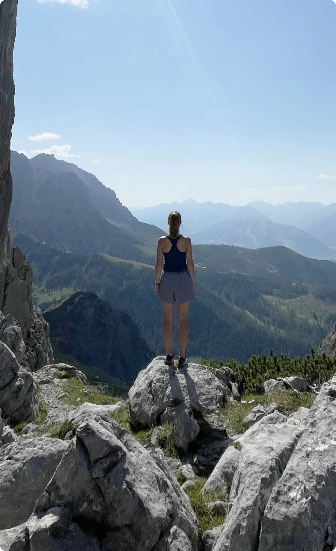 Wanderer blickt in die Ferne