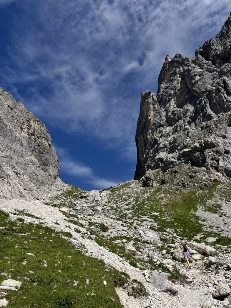 Wanderung durchs Tor blick auf das Tor