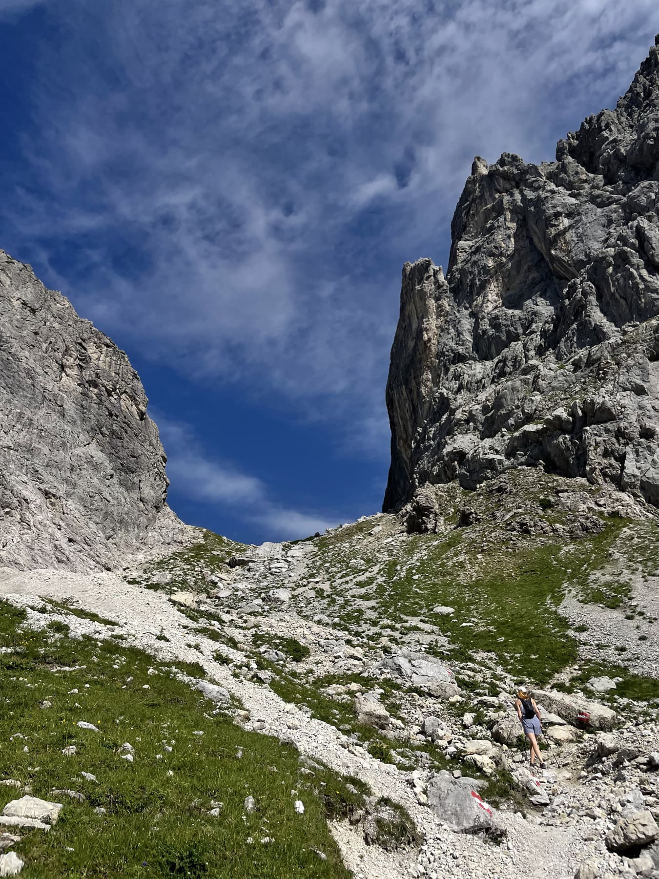 Wanderung durchs Tor blick auf das Tor