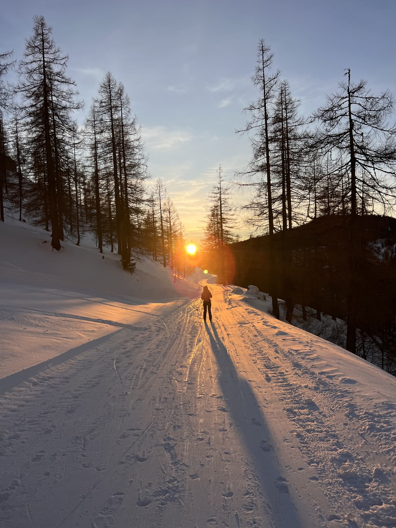 Skifahrer mit Sonnenuntergang