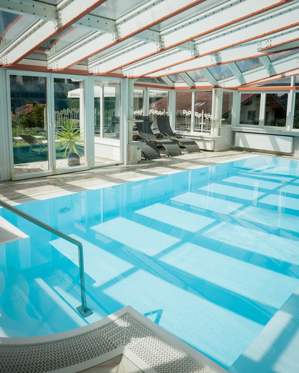 Schwimmbad mit Liegen