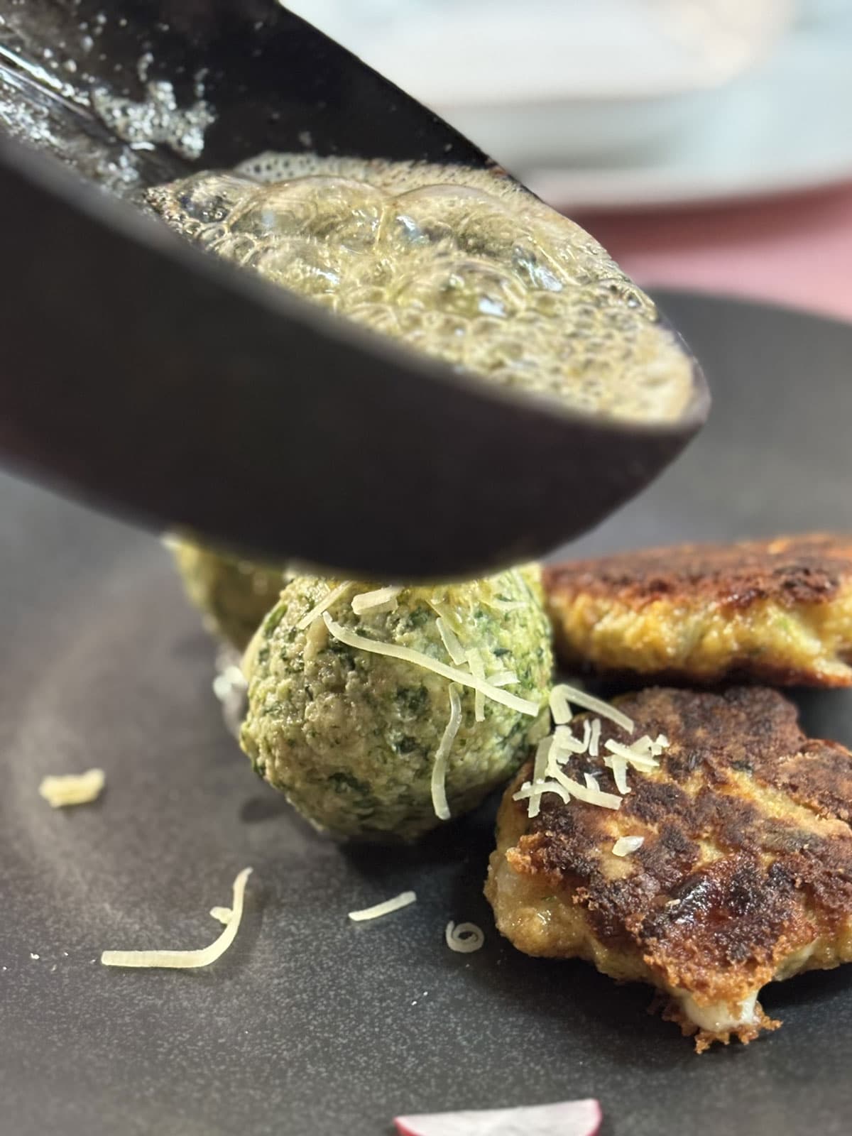 Knödel werden zubereitet