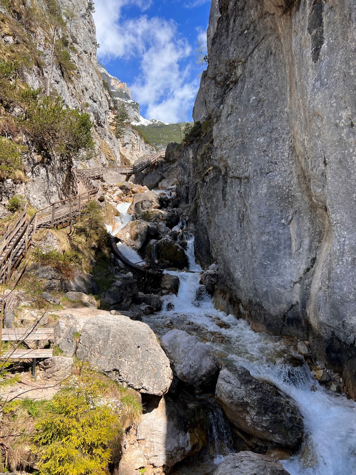 Holztreppen in der Klamm