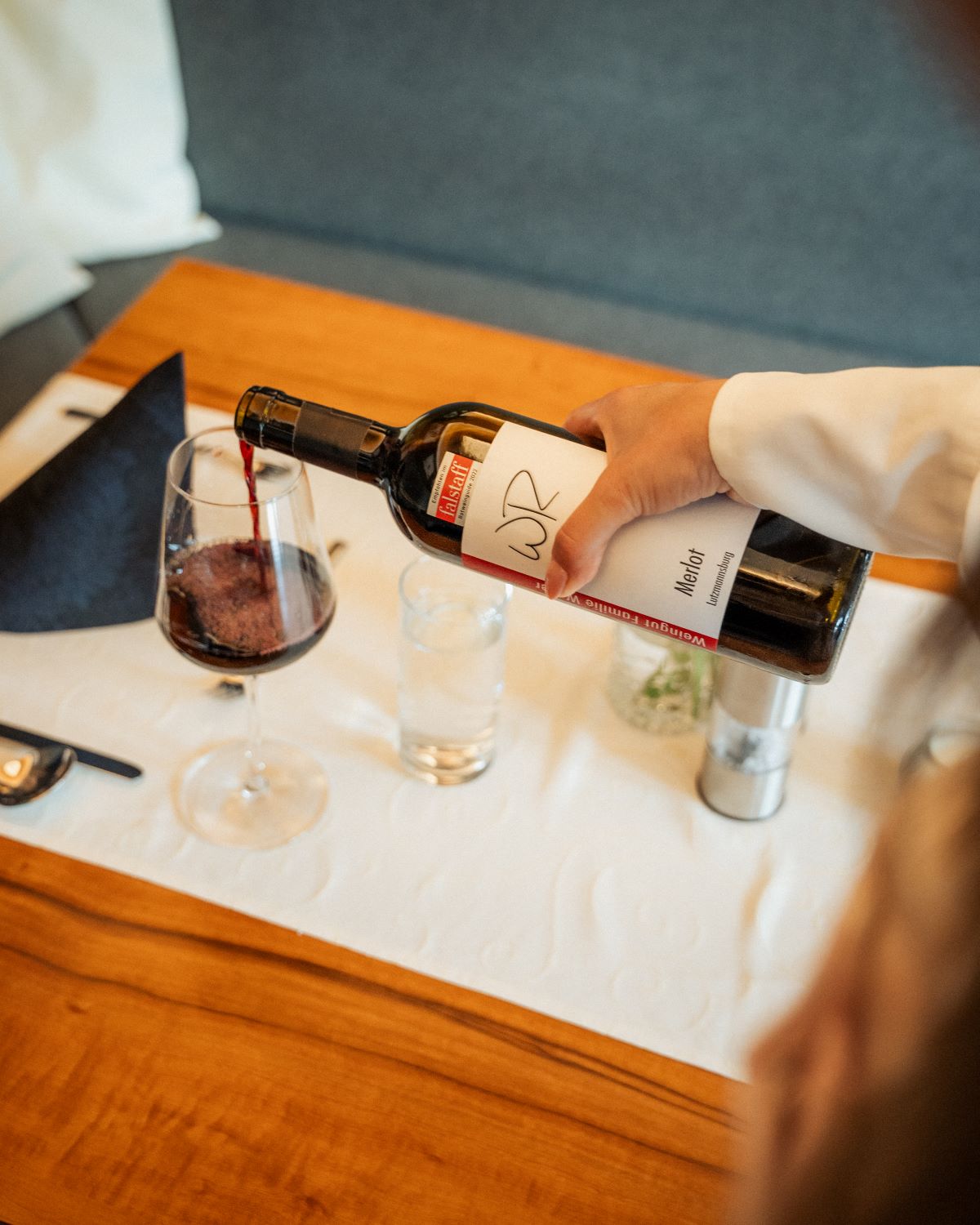 Wein wird nachgeschenkt
